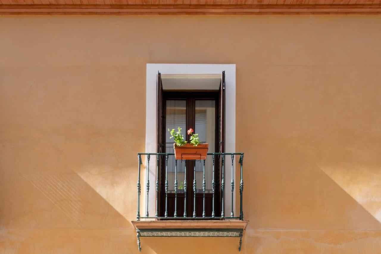 Triana Boutique Apartments By Hommyhome — Photos 1